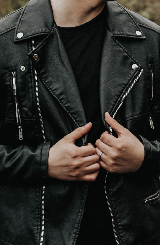 Homme look rock veste en cuir noire