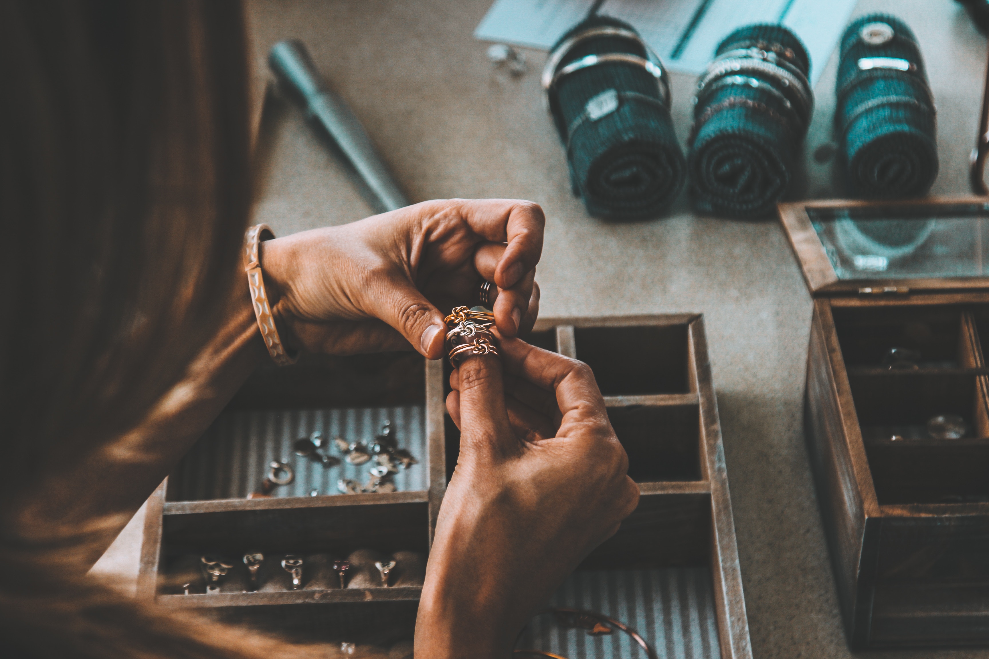 Femme triant des bijoux dans une boîte en bois