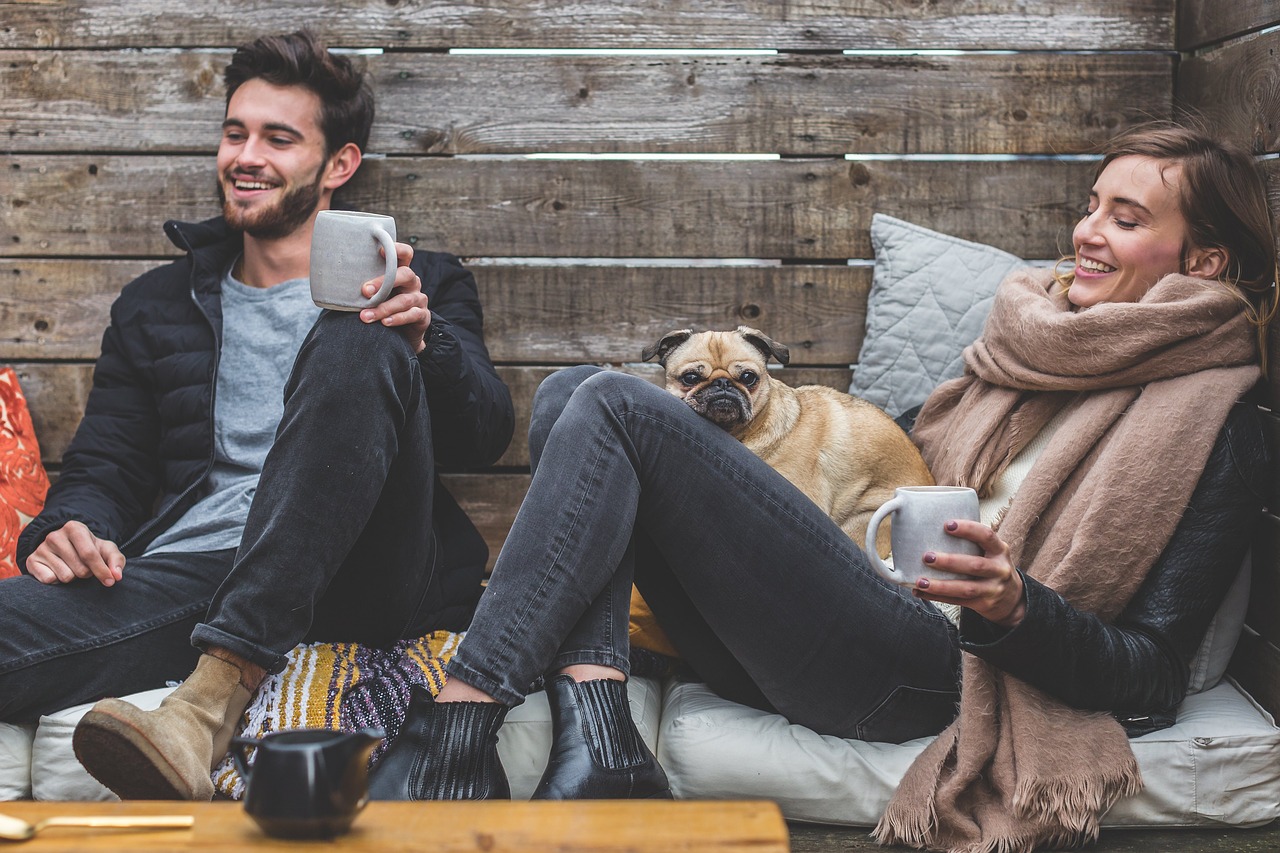 jeune homme et jeune femme assis avec un chien