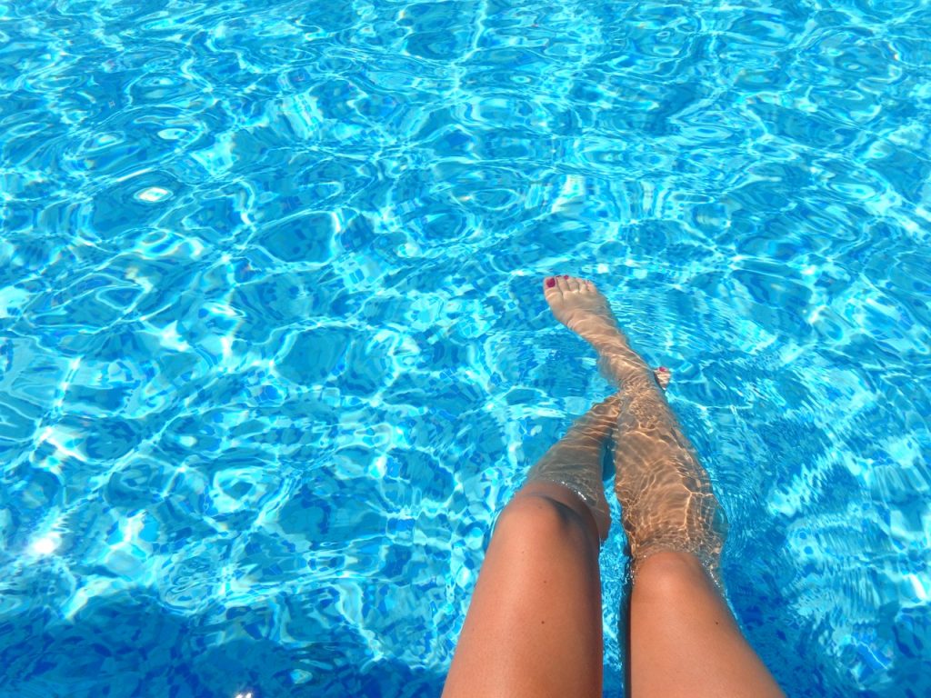 Jambes de femme dans l'eau