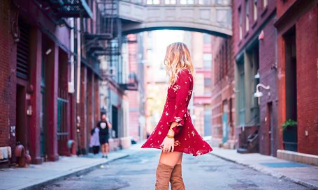 femme blonde portant une robe rouge avec des cuissardes camel