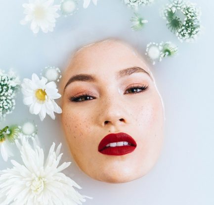 visage de femme dans un bain